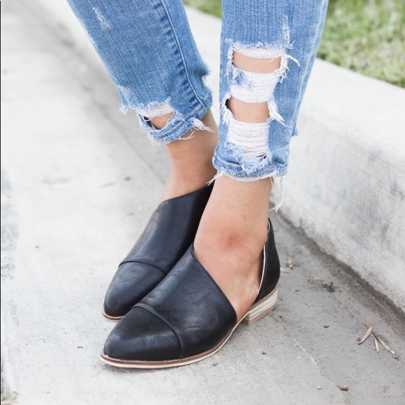 🆕Brooklyn Cut Out Flats in Black - Picture 3 of 3